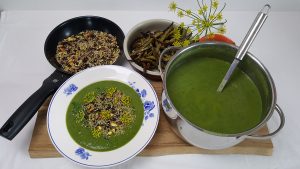Broccoli-spinatsuppe med nøddetopping og grøntsagsfritter