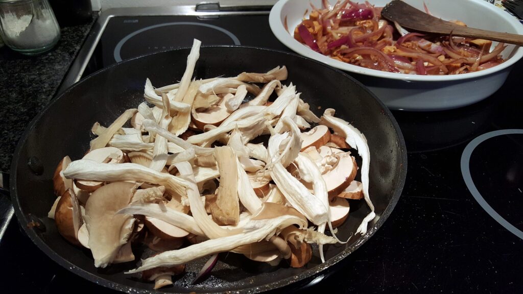 Pie med svampe, tofu, kartofler og cashewcreme