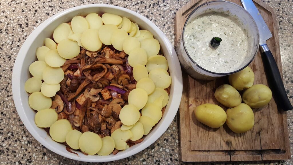 Pie med svampe, tofu, kartofler og cashewcreme