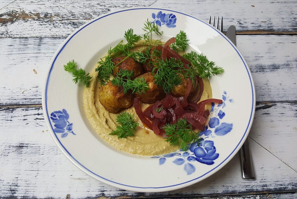 Hummus med krydrede bagte kartofler