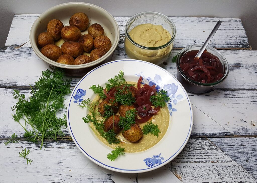 Hummus med krydrede bagte kartofler