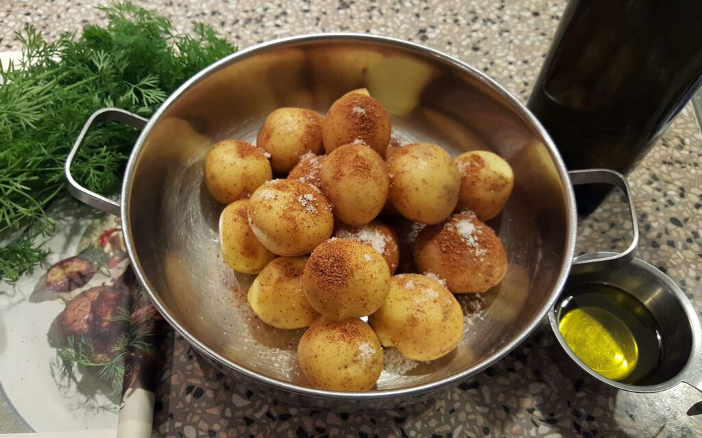 Hummus med krydrede bagte kartofler