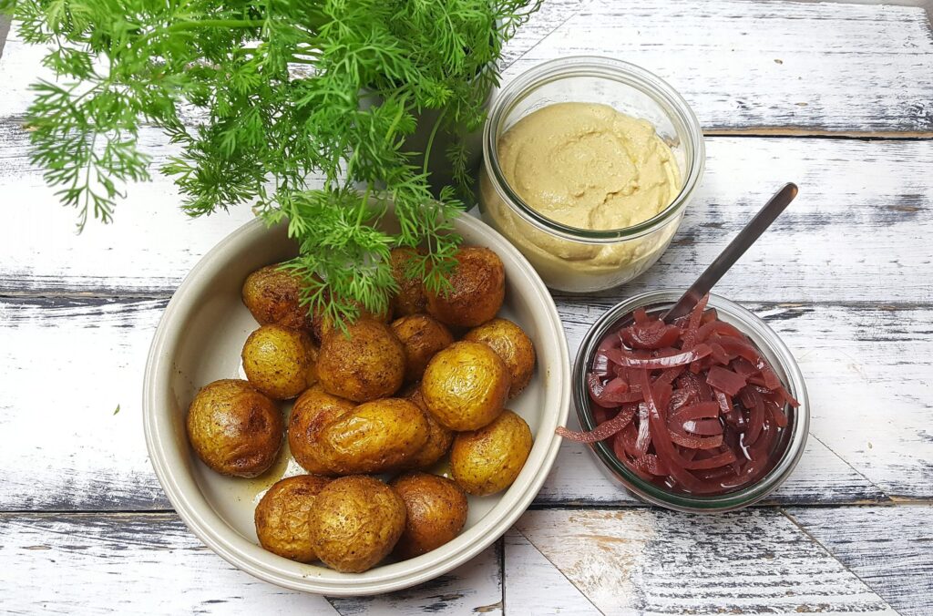 Hummus med krydrede bagte kartofler