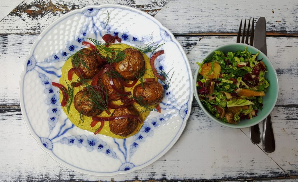 Hummus med krydrede bagte kartofler