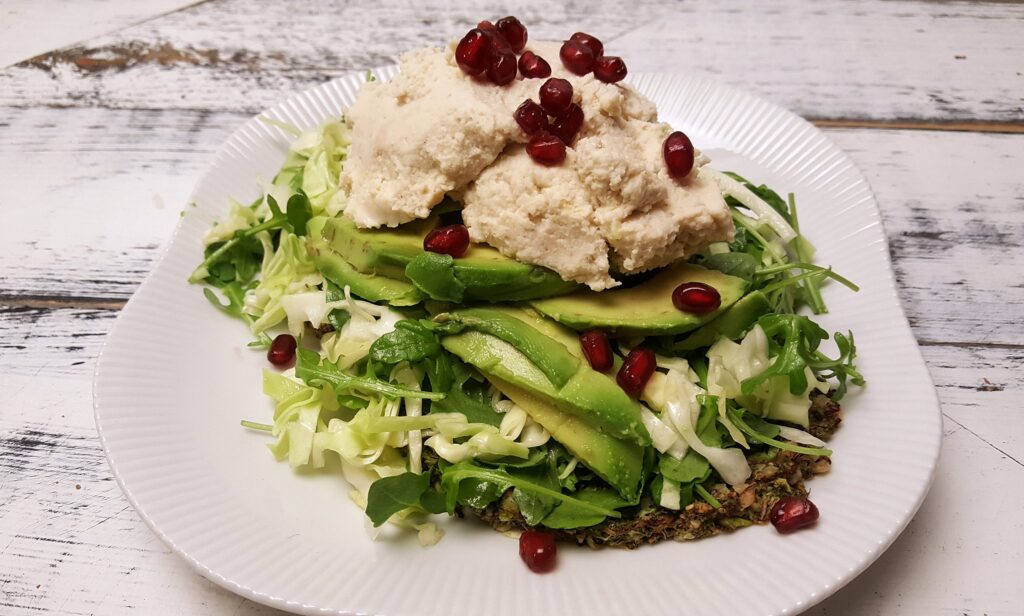 Kålpandekage med avocado og butterbeanspread
