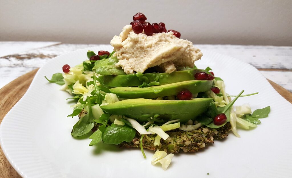 Kålpandekage med avocado og butterbeanspread