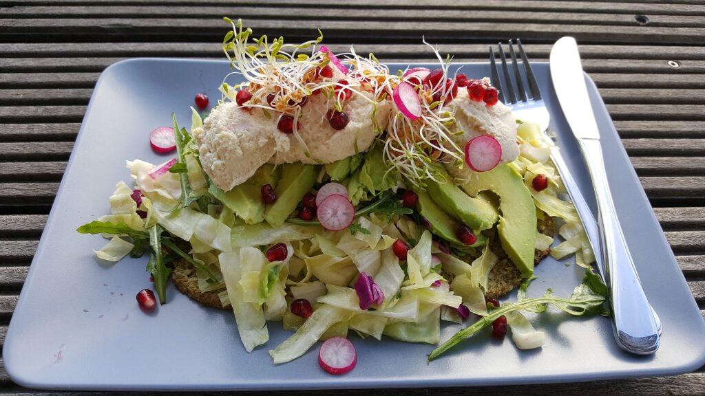 Kålpandekage med avocado og butterbeanspread