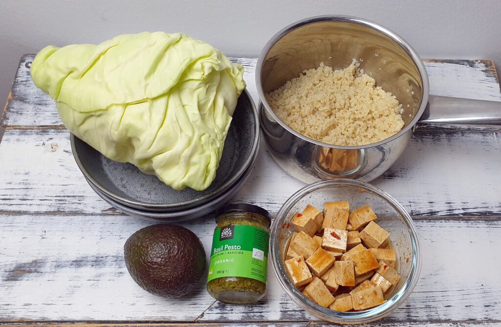 Kålskål med tofu, avocado og quinoa