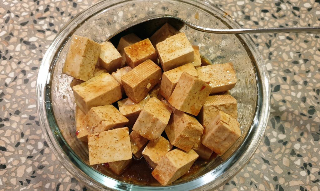 Kålskål med tofu, avocado og quinoa