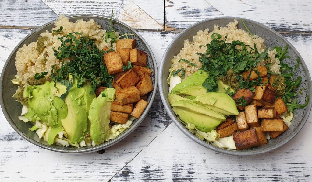 Kålskål med marineret tofu, avocado og quinoa