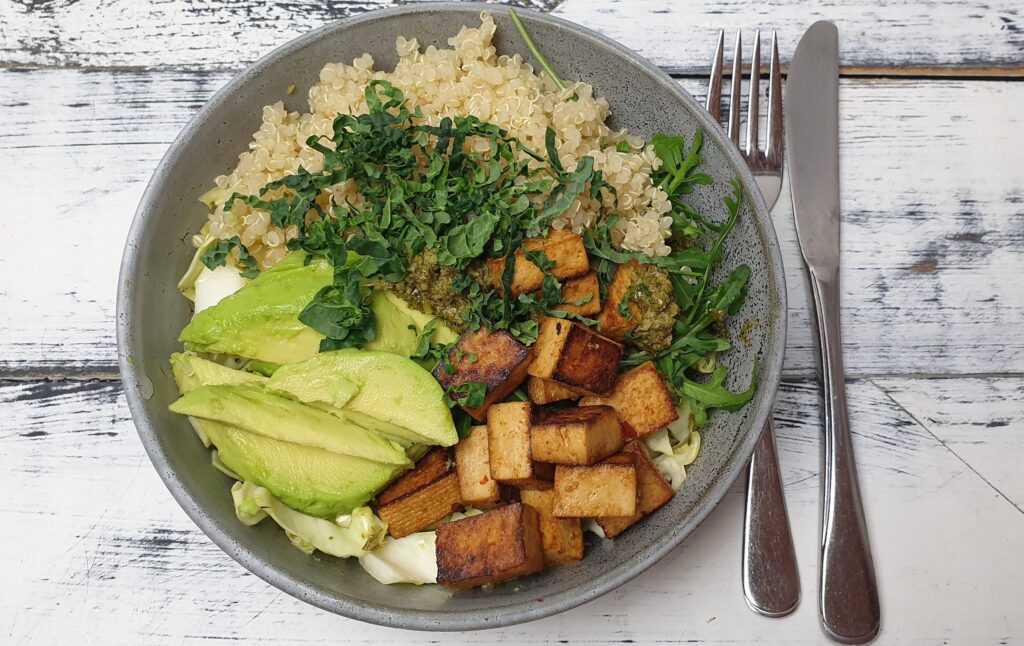 Kålskål med marineret tofu, avocado og quinoa