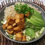 Kålskål med tofu, avocado og quinoa
