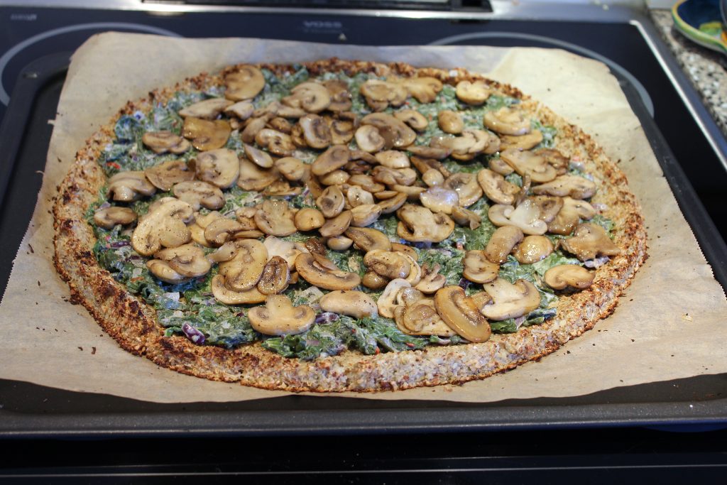 Blomkålspizza med spinat og champignon