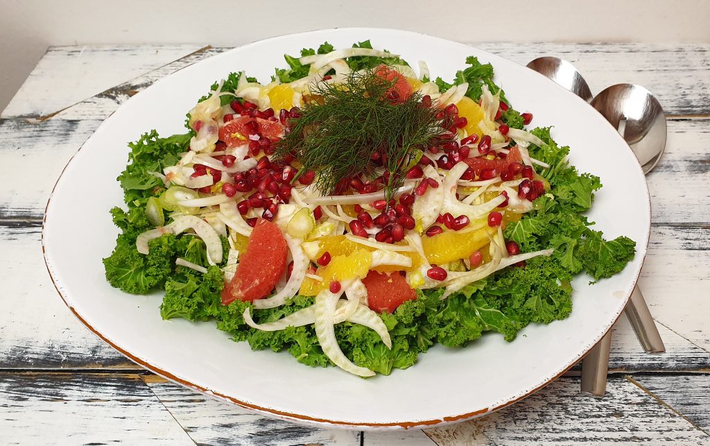 Salat med grønkål, fennikel og citrusfrugt