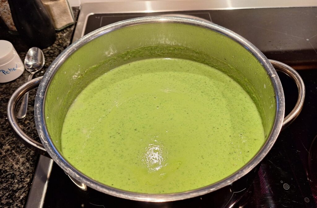 Grøn suppe med ærter og spinat