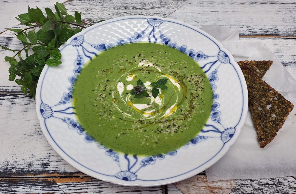 Grøn suppe med ærter og spinat