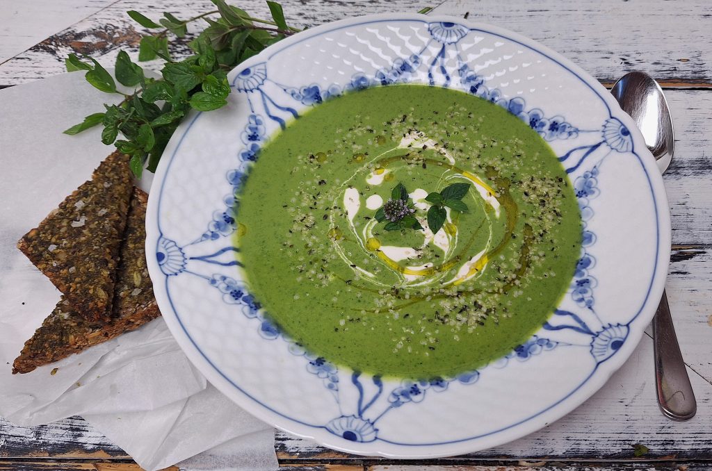 Grøn suppe med ærter og spinat