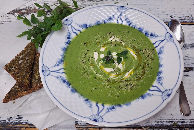 Grøn suppe med ærter og spinat