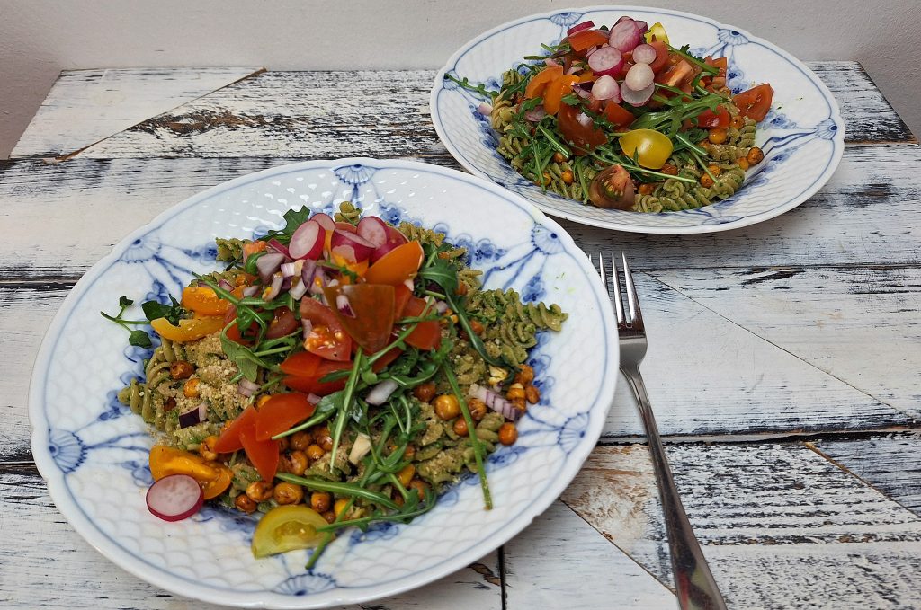 Pasta i persillepesto med krydrede Ingrid ærter