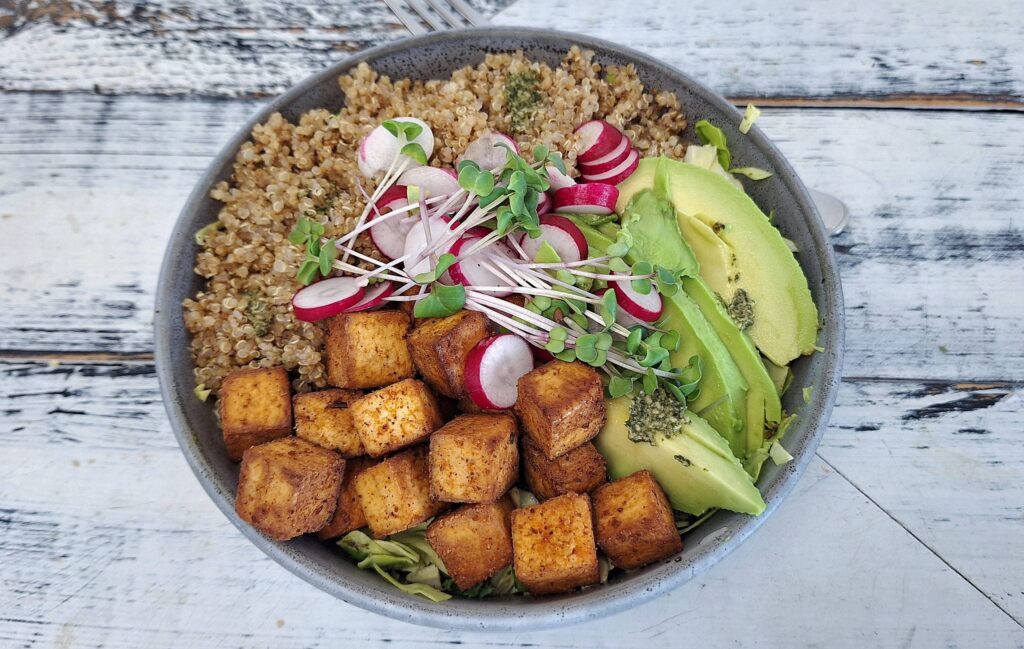 Kålskål med quinoa, sprødstegt tofu og avocado + radisepesto