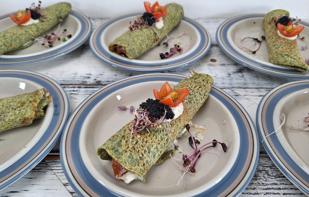 Spinatpandekage med dildcreme og læx