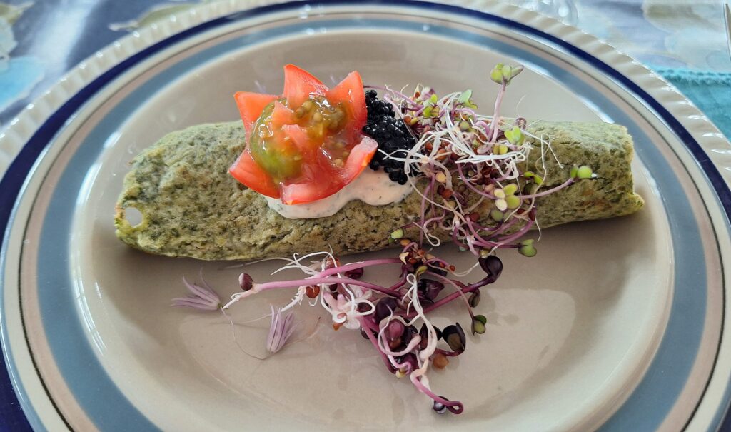 Spinatpandekage med dildcreme og læx