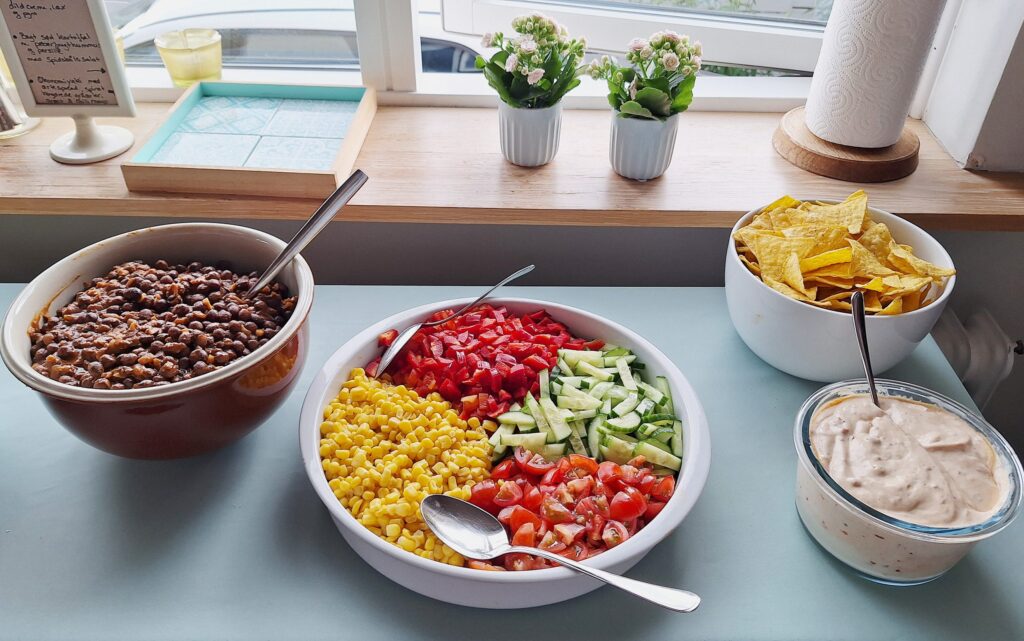 Økonomiyiaki med ærtespread, krydrede gråærter og mexicansk topping