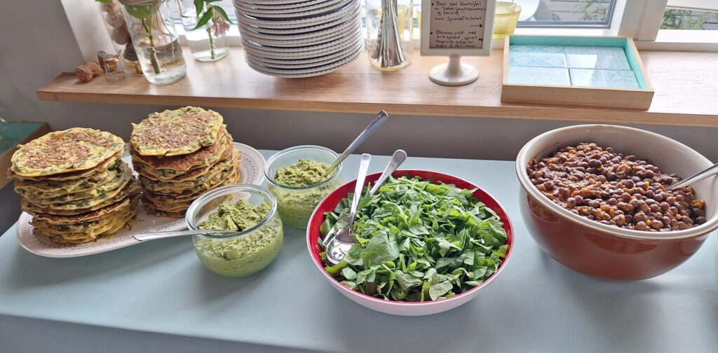 Økonomiyiaki med ærtespread, krydrede gråærter og mexicansk topping