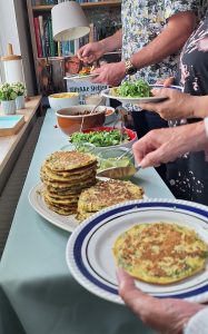 Økonomiyiaki med ærtespread, krydrede gråærter og mexicansk topping