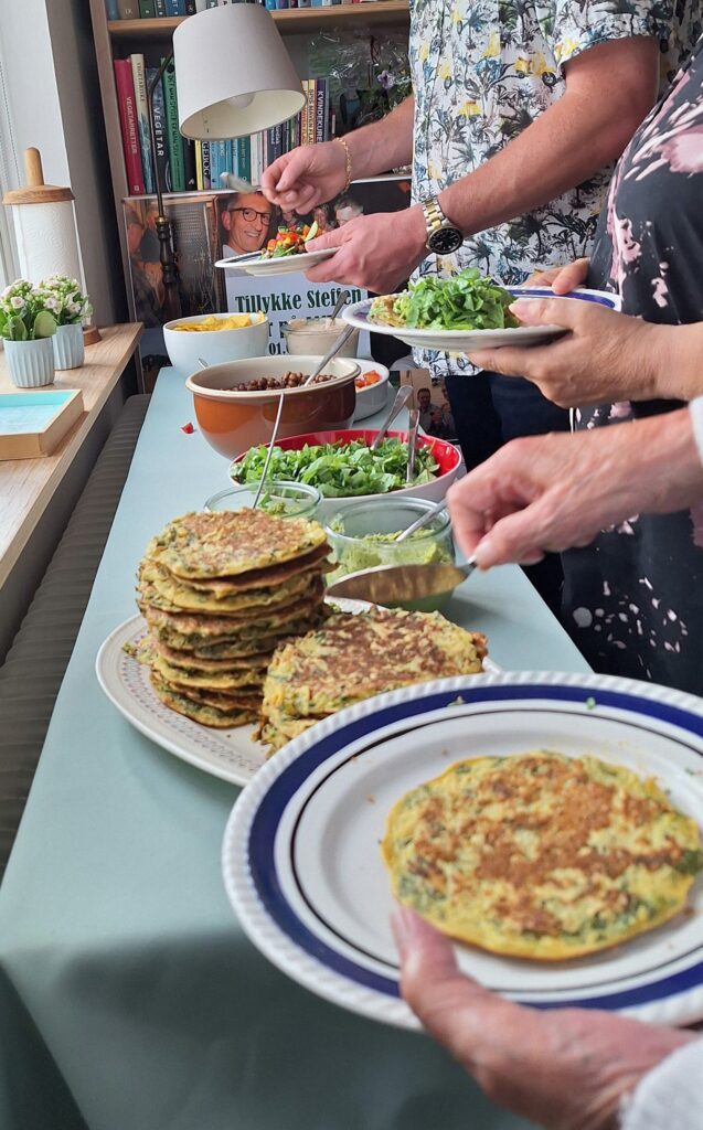 Økonomiyiaki med ærtespread, krydrede gråærter og mexicansk topping