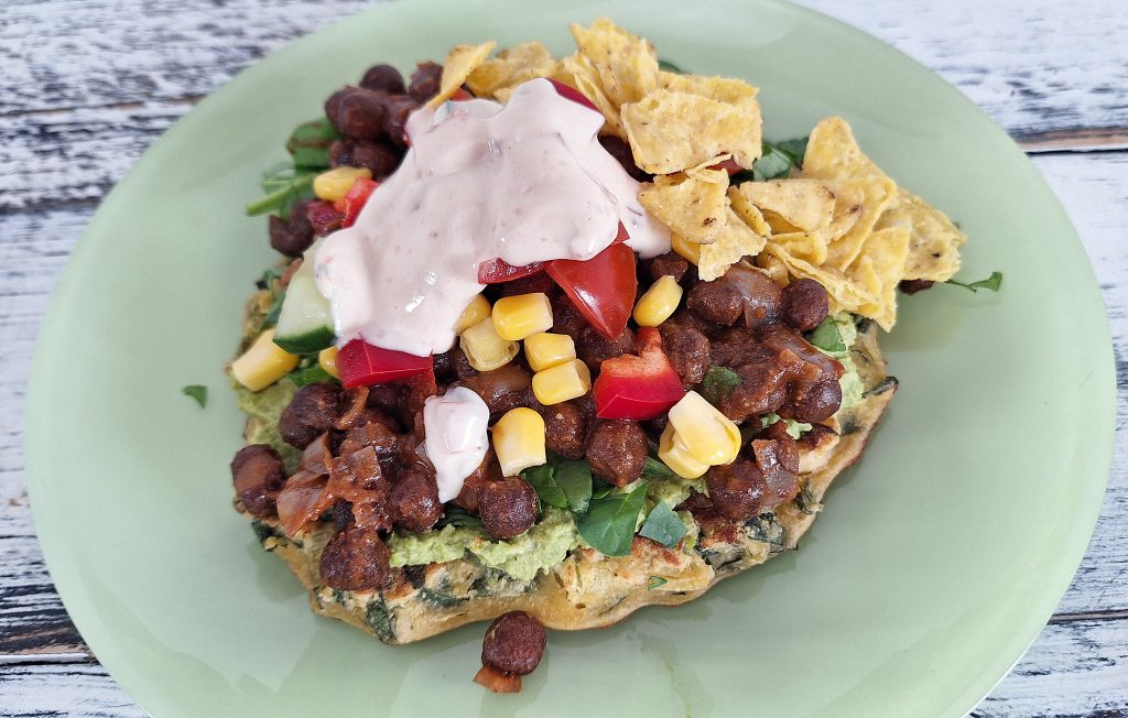 Økonomiyiaki med ærtespread, krydrede gråærter og mexicansk topping