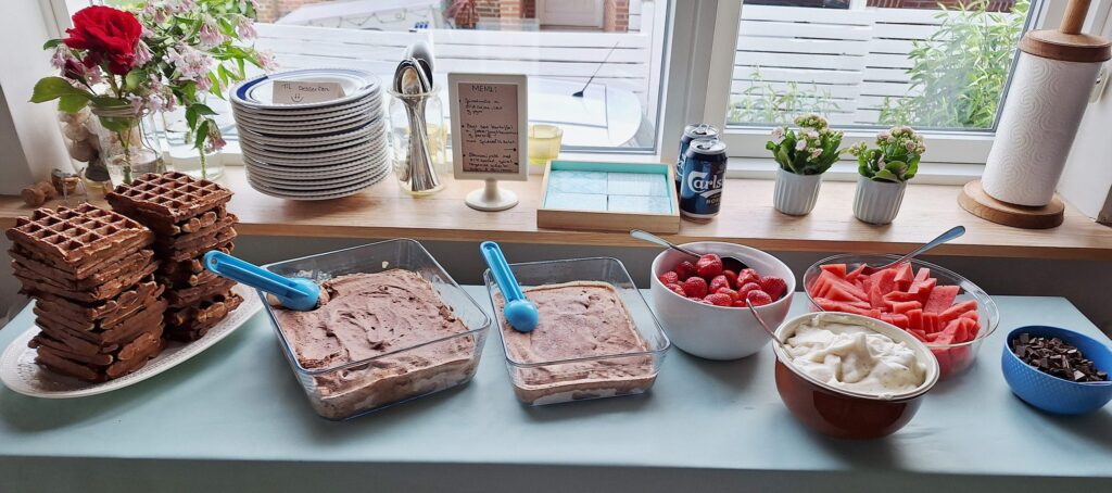 Dessertvafler med bananis, guf, melon og jordbær