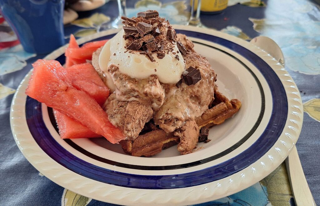 Dessertvafler med bananis, guf, melon og jordbær