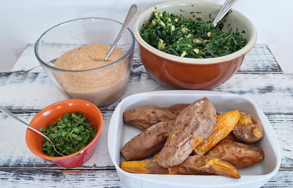 Bagt sød kartoffel med rød peberfrugt-hummus