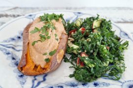 Bagt sød kartoffel med rød peberfrugt-hummus