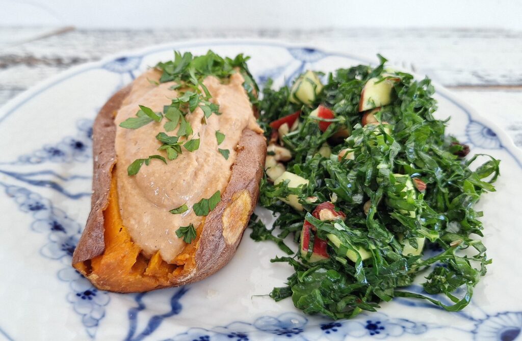 Bagt sød kartoffel med rød peberfrugt-hummus