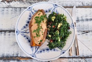 Bagt sød kartoffel med rød peberfrugt-hummus