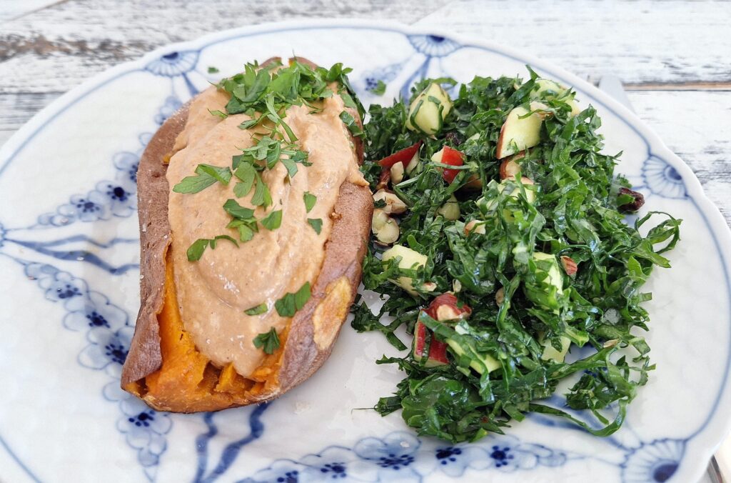 Bagt sød kartoffel med rød peberfrugt-hummus