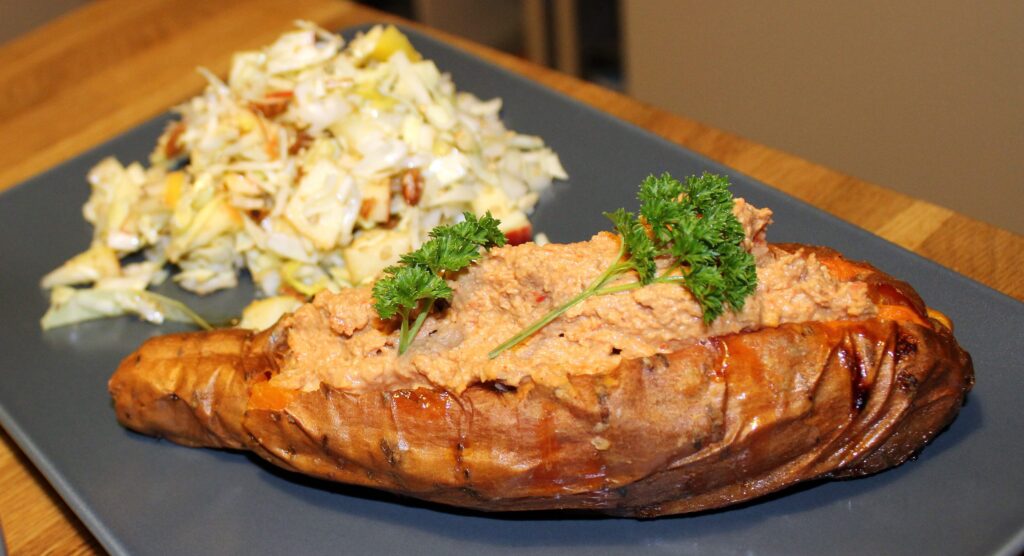 Bagt sød kartoffel med rød peberfrugt-hummus