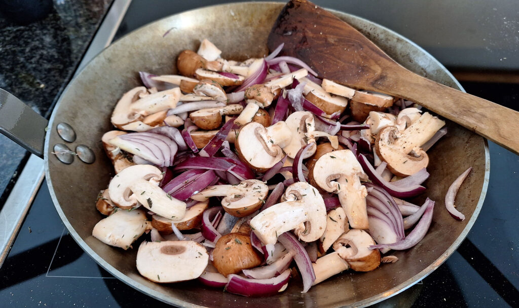 Bælgfrugtspizza med svampe og rødløg