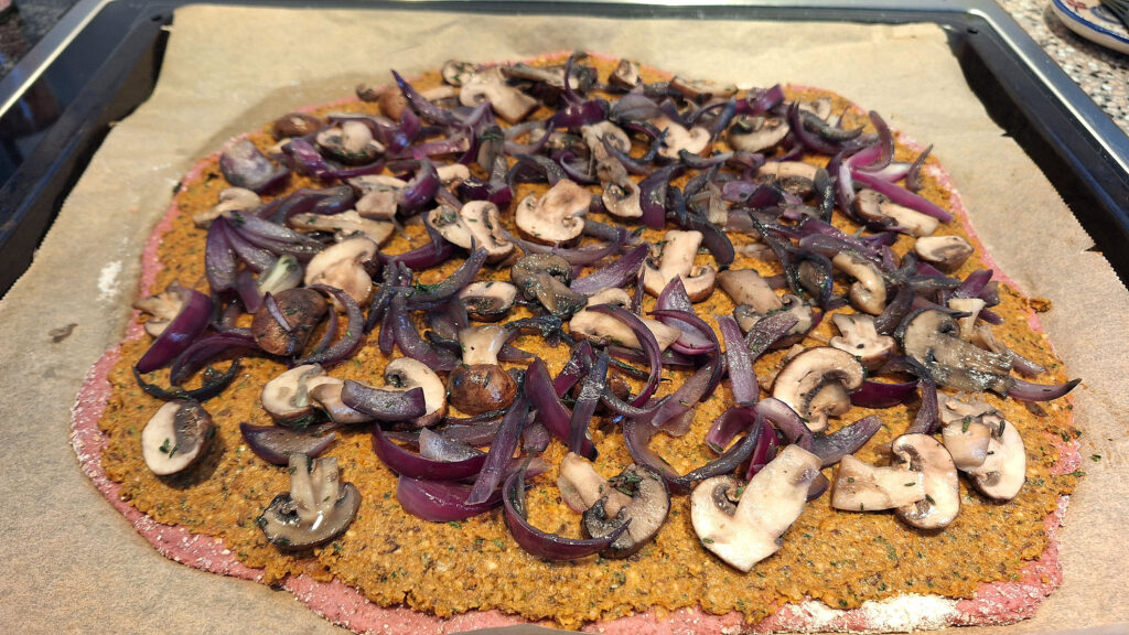 Bælgfrugtspizza med svampe og rødløg