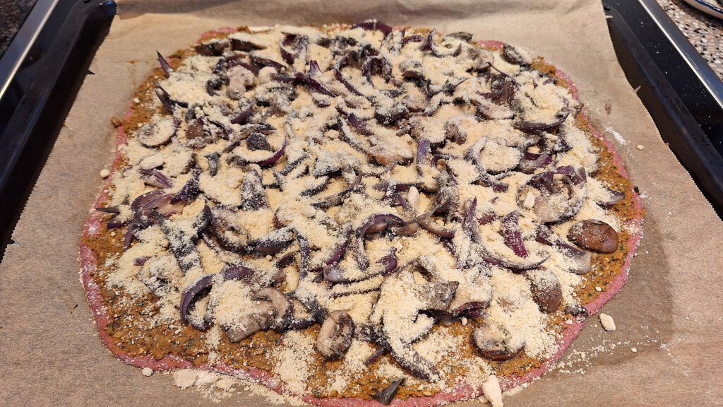 Bælgfrugtspizza med svampe og rødløg