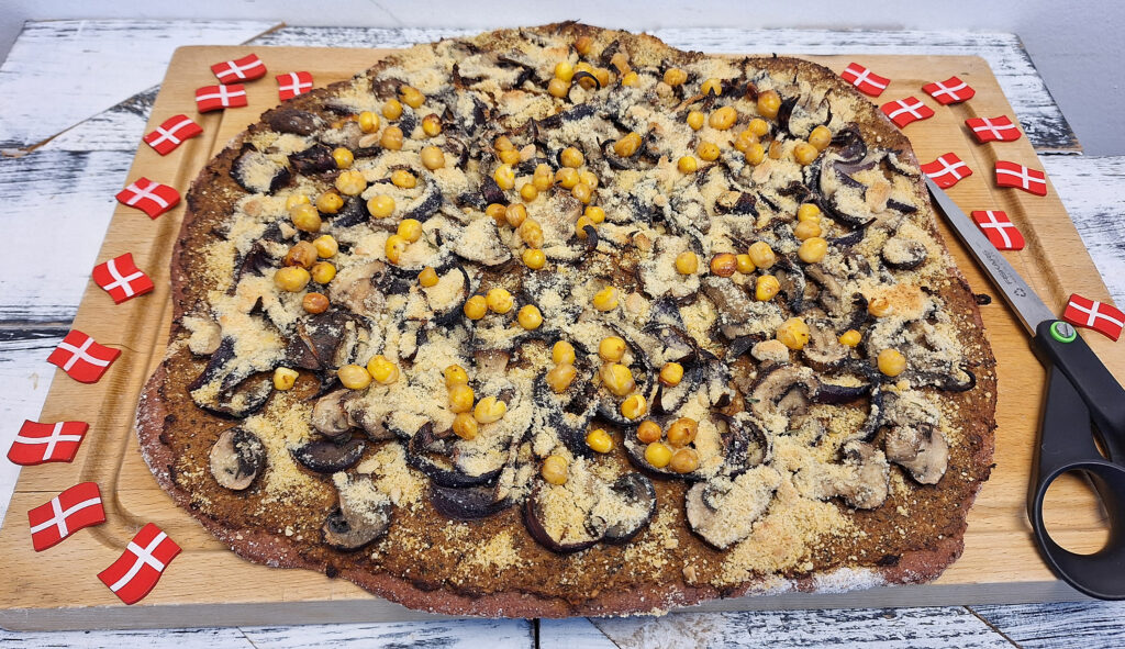 Pizza med linsepesto, svampe og rødløg