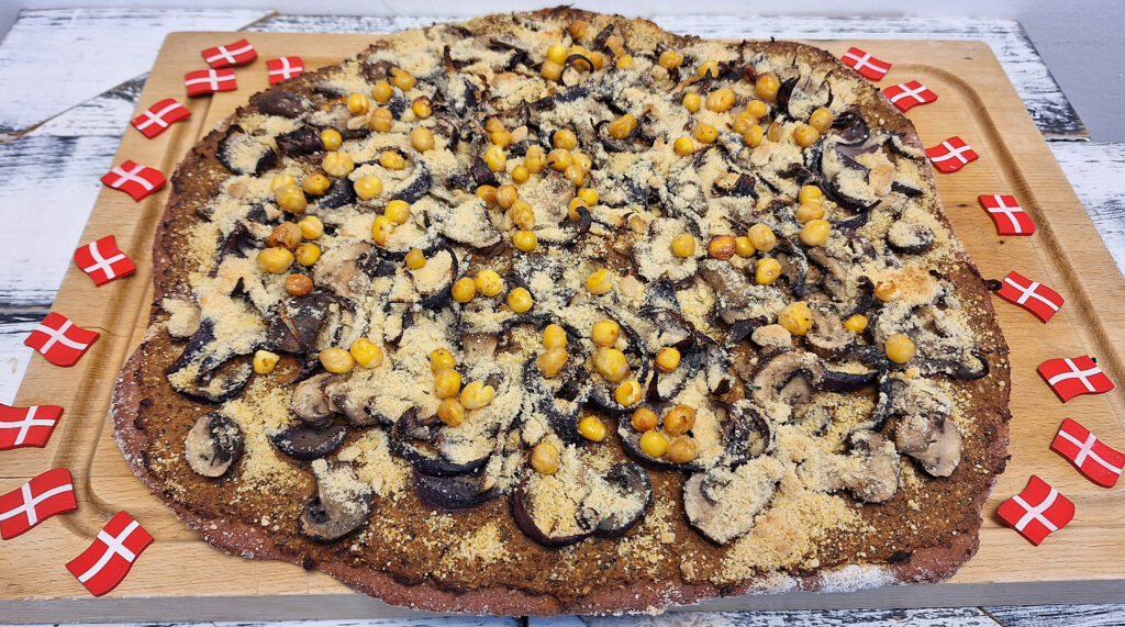 Pizza med linsepesto, svampe og rødløg