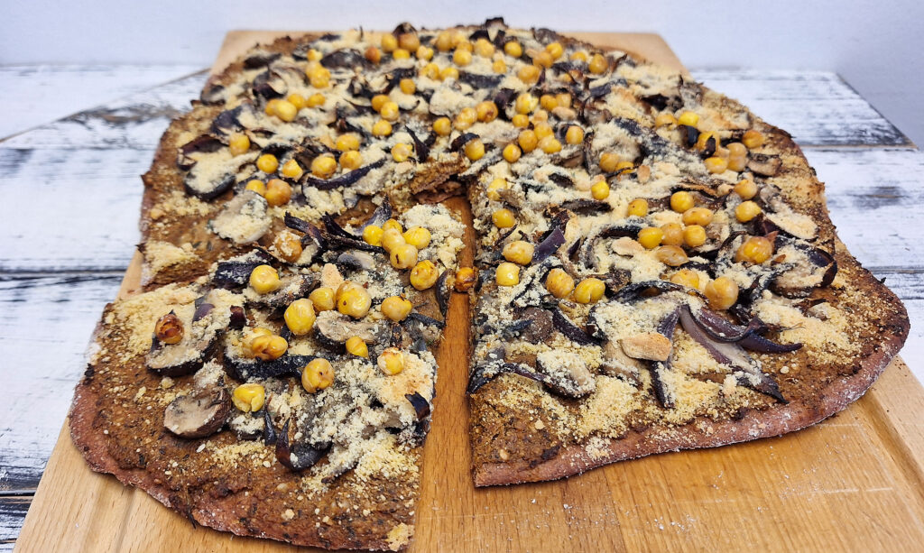 Pizza med linsepesto, svampe og rødløg