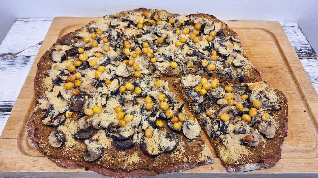 Pizza med linsepesto, svampe og rødløg