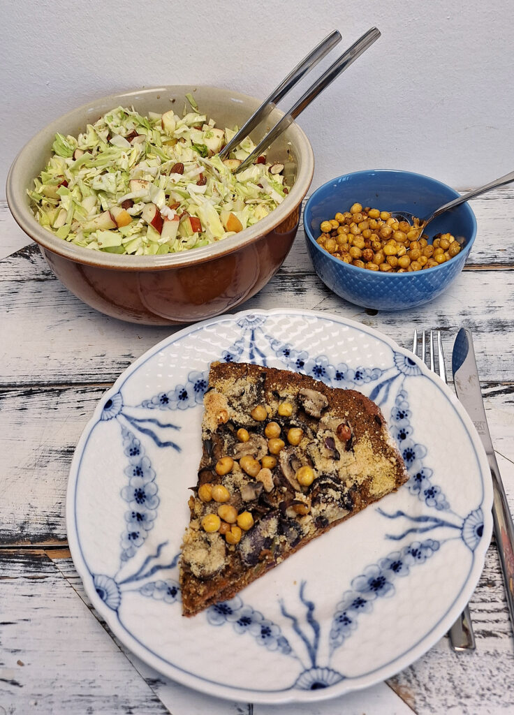 Pizza med linsepesto, svampe og rødløg