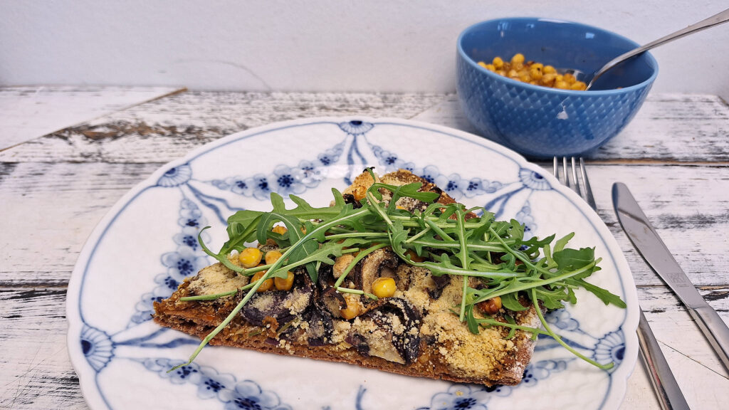 Pizza med linsepesto, svampe og rødløg