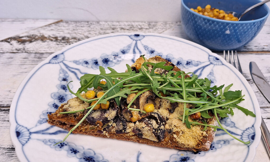 Bælgfrugtspizza med svampe og rødløg