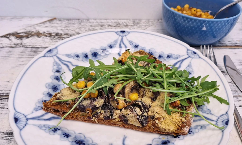 Bælgfrugtspizza med svampe og rødløg